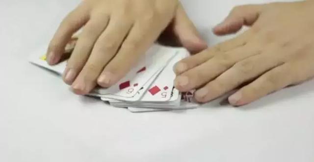 我来教教大家“普通扑克牌简单易学技巧—详细解说+新浪科技