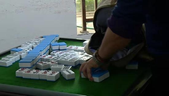 详细说明“打麻将出老千简单方法_《爱问知识人 使用说明》