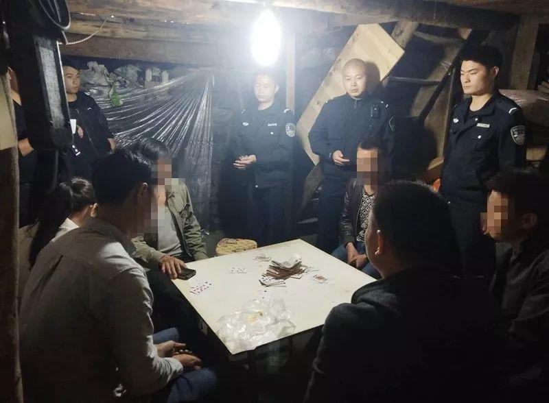 给大家爆料一下扑克牌打三公是否有道具—详细解说+新浪科技