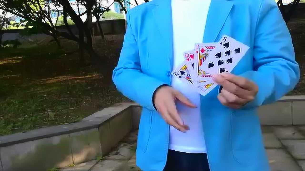 教程辅助“普通扑克牌袖箭手法滑袖变牌技巧 《新浪科技 讲解窍门》