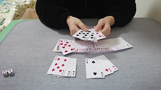 我来教教大家“普通扑克纸牌三公手法《新浪科技 讲解窍门》