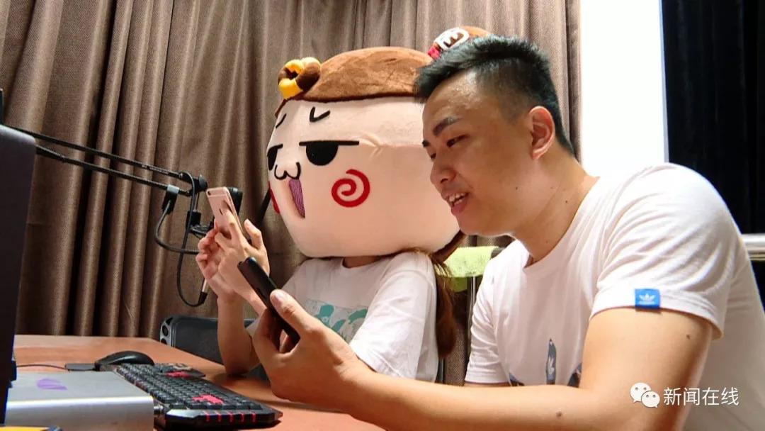 三分钟了解&quot;我来老千偷看牌的手法教学 —详细解说+新浪科技