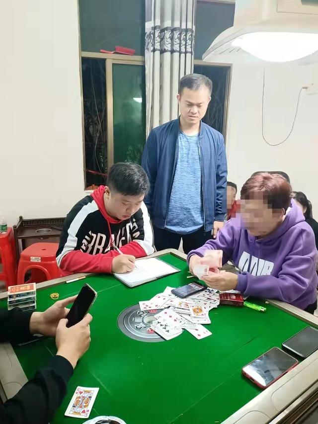 教程辅助“科普扑克牌玩三公设备_《爱问知识人 使用说明》