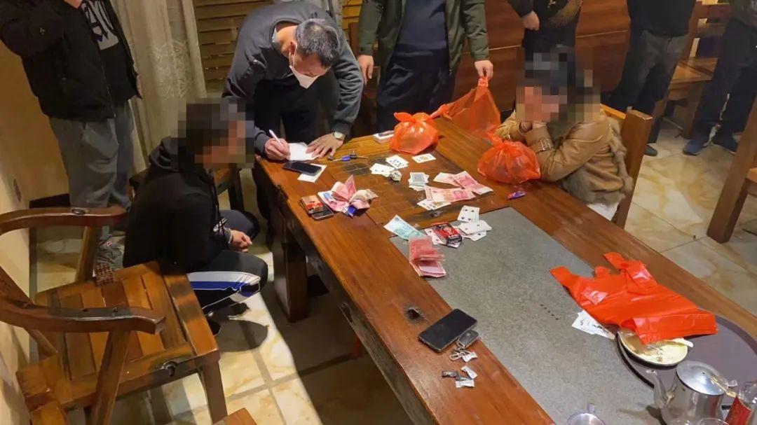 「热点资讯」普通扑克牌打三公仪器多少钱一台_《爱问知识人 使用说明》